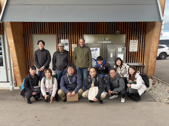 経営主を囲んだ集合写真