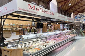 肉製品やオリーブのコーナー