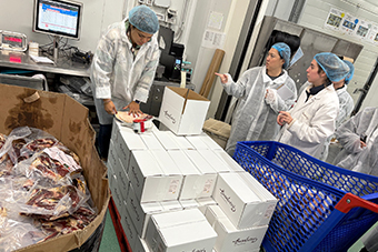 加工品の梱包発送（協同組合工場内）