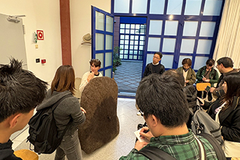 アトリエにて羊毛作品の紹介