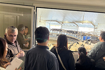 80頭同時に搾乳可能なロータリーパーラー