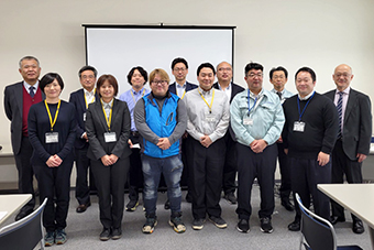 研修終了後、経営主と研修生、事務局