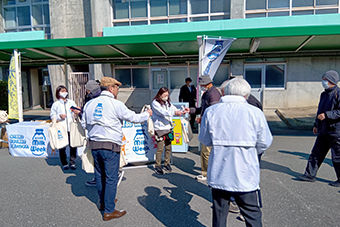 配布の様子（姫路競馬場）