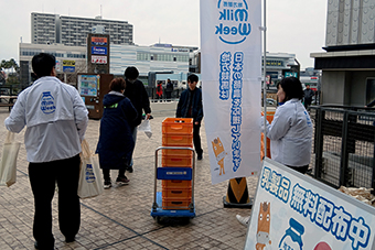 配布の様子（船橋競馬場）