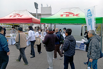 配布の様子（大井競馬場）