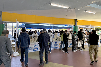 配布の様子（佐賀競馬場）