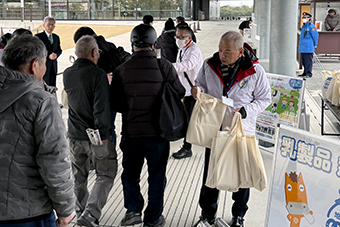 配布の様子（名古屋競馬場）