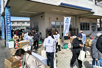 配布の様子（水沢競馬場）