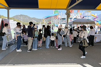 配布の様子（高知競馬場）