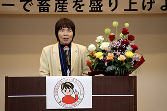 意見発表で思いを述べる砂流会長
