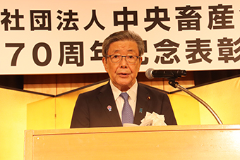 主催者あいさつをする森山𥙿会長